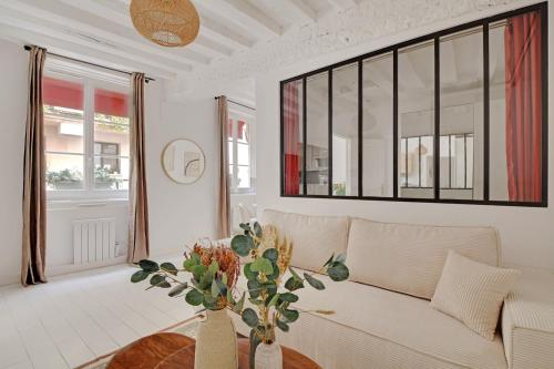 un salon avec un canapé et une table dans l'établissement Pick A Flat's Apartment in Saint-Germain des Prés - Rue Princesse, à Paris