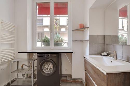 une cuisine avec une machine à laver et un évier dans l'établissement Pick A Flat's Apartment in Saint-Germain des Prés - Rue Princesse, à Paris