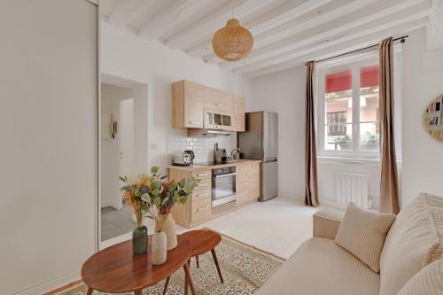 un salon avec un canapé et une table dans l'établissement Pick A Flat's Apartment in Saint-Germain des Prés - Rue Princesse, à Paris