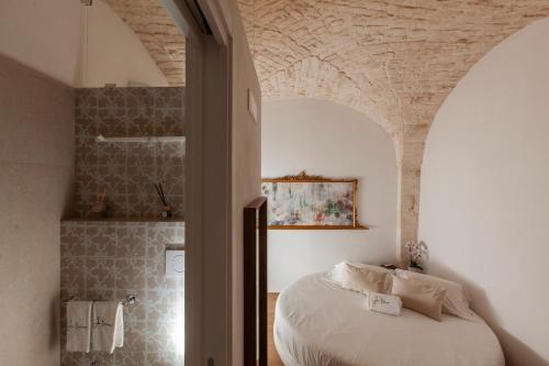 a bedroom with an arched ceiling and a bed at Je T'Aime Via G Valentino in Conversano