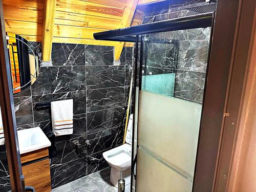 Ένα μπάνιο στο Tabiat Bungalows