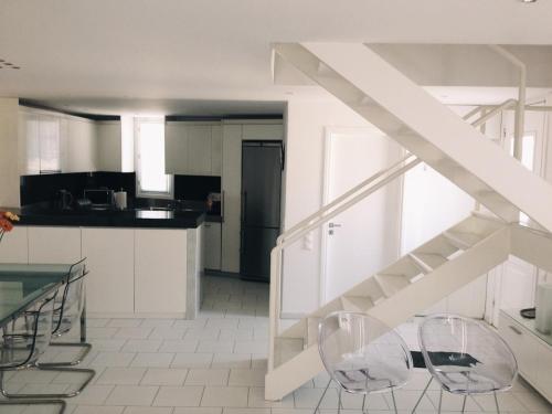 Designer apartmentにあるキッチンまたは簡易キッチン