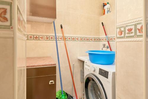 a washing machine in a kitchen with mop at Animas in Nerja