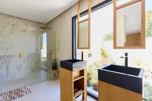 une salle de bain avec un lavabo et un miroir dans l'établissement Secluded Pool Villa near Castle, à Beynac-et-Cazenac