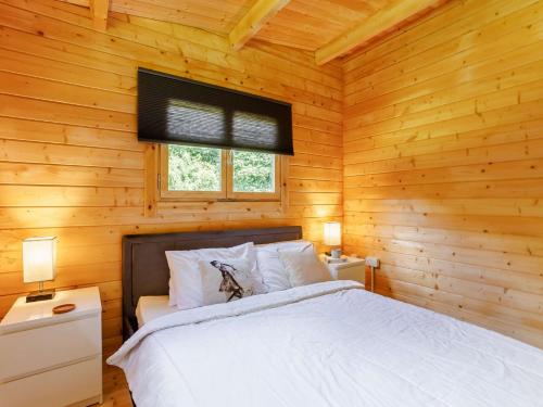 Postel nebo postele na pokoji v ubytování 2 Bed in Widemouth Bay 87765