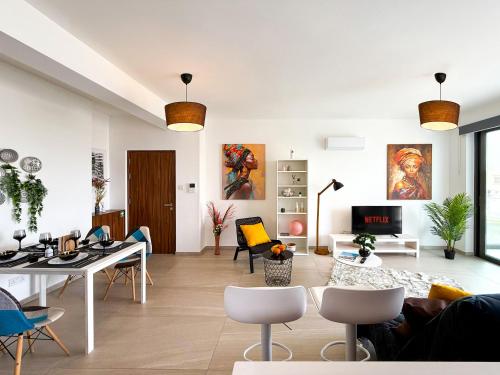Χώρος καθιστικού στο Sunset Balcony and Espresso Station Apartment