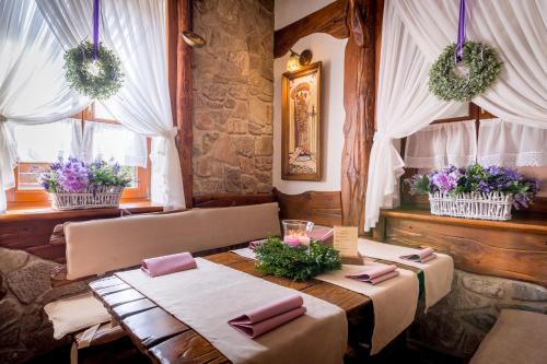 Posezení v ubytování Hotel - Karczma Klimtówka