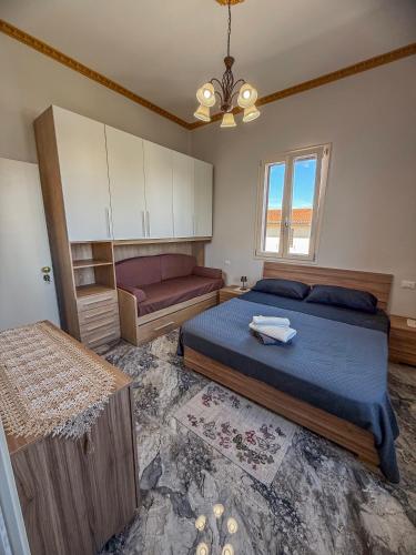 a bedroom with a bed and a couch at Villa Miky - Via Francigena Altopascio in Orentano