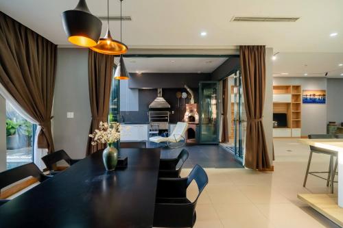Posezení v ubytování Sila Anila 7BRs Pool Villa My Khe Beach Da Nang