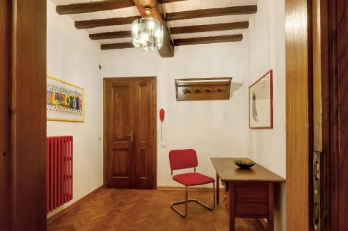 a room with a desk and a chair and a table at Il Tuo Posto A Greve In Chianti in Greve in Chianti