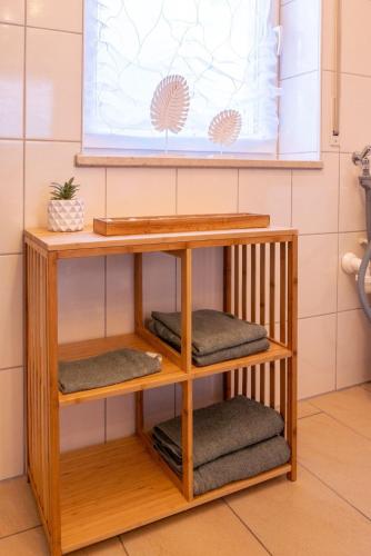 a shelf in a bathroom with four towels at Ferienwohnung Naturnah Ebermannstadt in Ebermannstadt