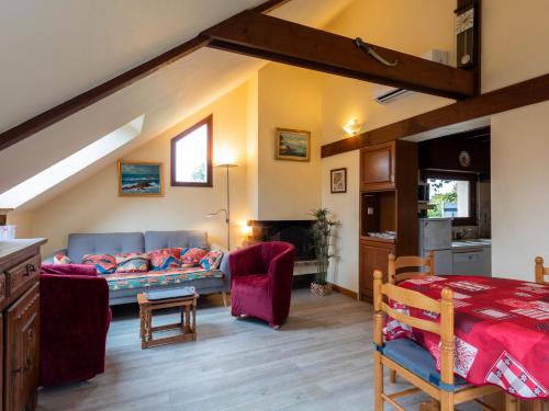 un salon avec un canapé et un lit dans l'établissement Maison 200m plage terrasse jardin, à Pleumeur-Bodou