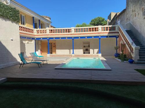 - une piscine sur une terrasse en bois avec une maison dans l'établissement O'Bonheur de Hamma, à Castelnaudary