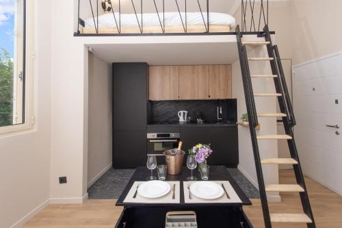 Cette chambre comprend des lits superposés et une cuisine. dans l'établissement 5mn Monaco - Coquet studio avec coin nuit - DQ, à Beausoleil