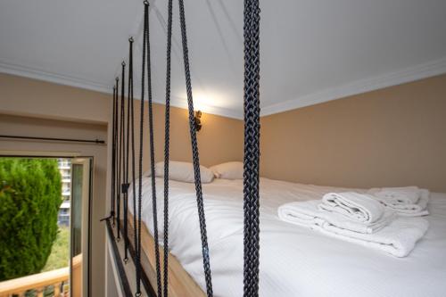 Cette chambre comprend un lit pliant et un balcon. dans l'établissement 5mn Monaco - Coquet studio avec coin nuit - DQ, à Beausoleil