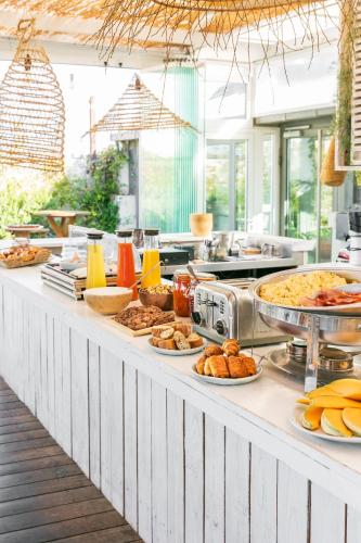 une ligne de buffet avec de nombreux types de nourriture différents dans l'établissement The Babel Community Hôtel - Vieux Port, à Marseille