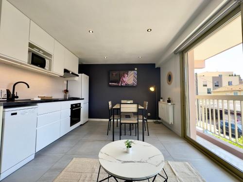une cuisine avec une table et une salle à manger dans l'établissement La Rose d'Or - SCLS Locations, au Cannet