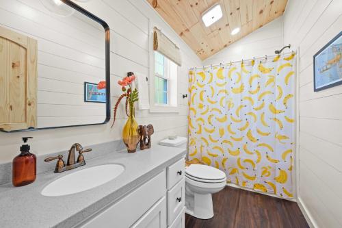 Un baño de 5 Neighboring Cabins at Eden Reserve - Front Five