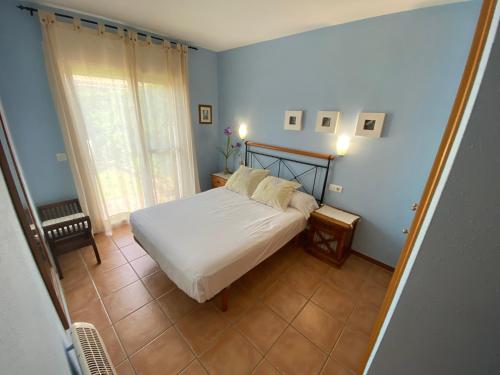 ein Schlafzimmer mit einem weißen Bett in einem blauen Zimmer in der Unterkunft Daro 2D 163 in Torroella de Montgrí