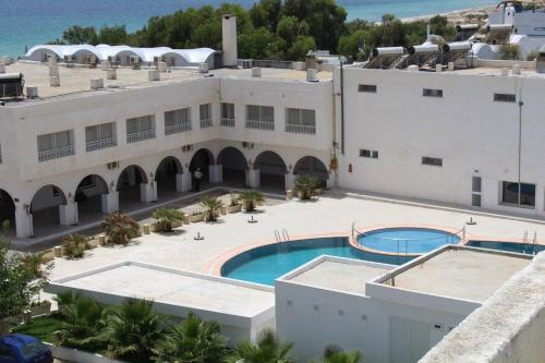 Πισίνα στο ή κοντά στο Hotel Beausoleil kélibia