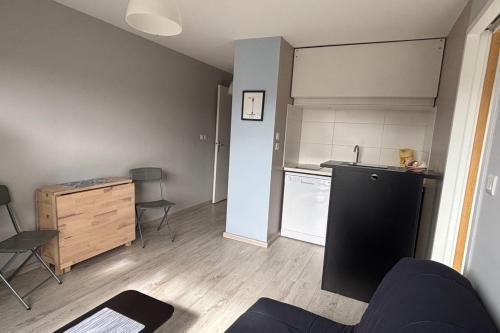 une petite cuisine avec un évier et un réfrigérateur dans l'établissement Apartment 500 m from the beach Villers-sur-Mer, à Villers-sur-Mer