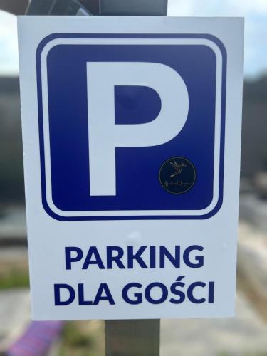a parking sign that reads parking da at Apartament Origami - IDEALNY- ocena gości in Kudowa-Zdrój
