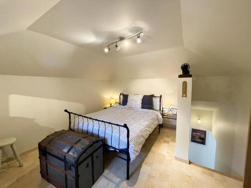 - une chambre avec un lit et un tabouret dans l'établissement Lou Cabanoun Dei Pardigaou, à Cotignac