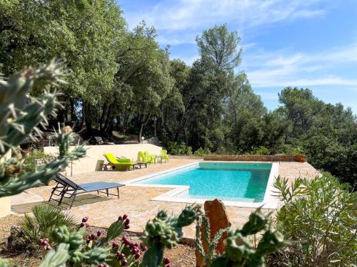 - une piscine dans une cour arborée dans l'établissement Lou Cabanoun Dei Pardigaou, à Cotignac