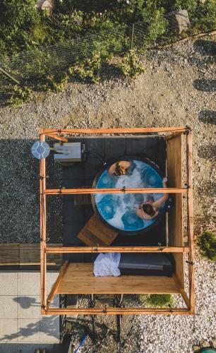 an overhead view of a box with a globe in it at Sowie Chatki - domki z widokiem na Góry Sowie in Sokolec