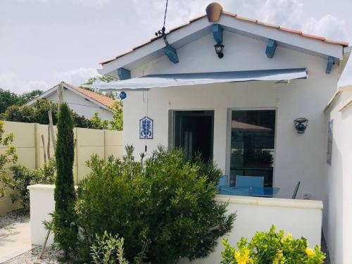 Το κτήριο όπου στεγάζεται  η παραθεριστική κατοικία