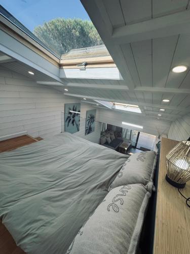 un grand lit dans une chambre avec une fenêtre dans l'établissement Villa 52, au Cap d'Agde