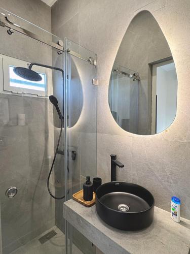 Un baño de private villa with swimming pool
