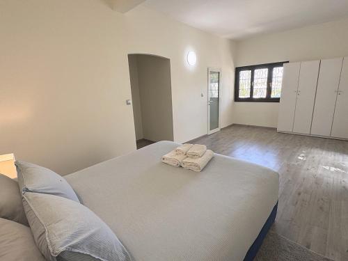Cama o camas de una habitación en private villa with swimming pool