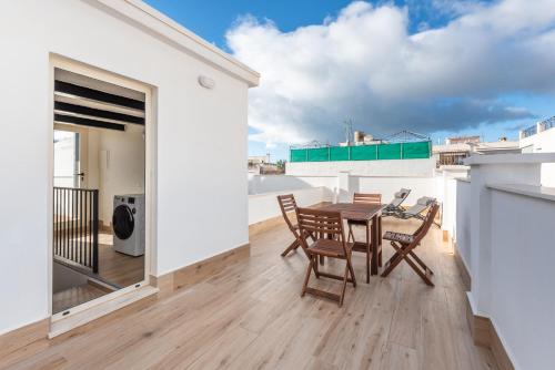 a patio with a table and chairs on a balcony at Moderno Apartamento in Marbella