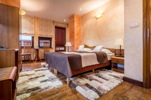 Postel nebo postele na pokoji v ubytování Hotel - Karczma Klimtówka