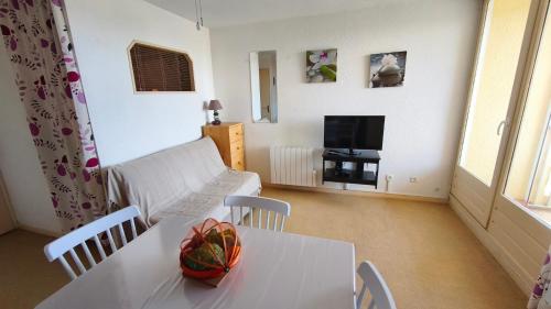 un salon avec une table et un canapé dans l'établissement Saint Pierre la mer - Les Sénillades - T2 cabine proche de la grande plage, à Saint Pierre La Mer