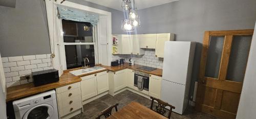 Η κουζίνα ή μικρή κουζίνα στο Cosy 2 bedroom flat-castle view