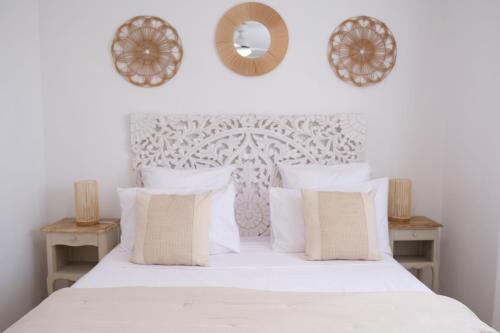 - une chambre dotée d'un lit blanc avec des oreillers et des miroirs dans l'établissement charming family house with private pool, near the center of arles, quiet, in the camargue natural park – 8 people, à Arles