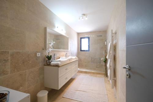 La grande salle de bains est pourvue d'un lavabo et d'une douche. dans l'établissement charming family house with private pool, near the center of arles, quiet, in the camargue natural park – 8 people, à Arles