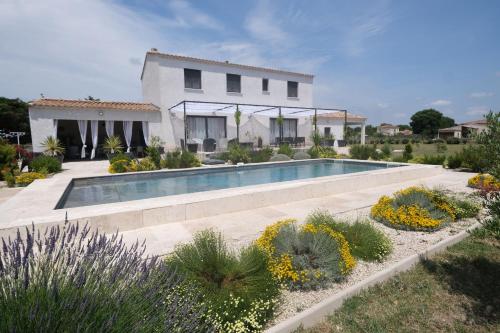 une maison avec une piscine dans un jardin dans l'établissement charming family house with private pool, near the center of arles, quiet, in the camargue natural park – 8 people, à Arles