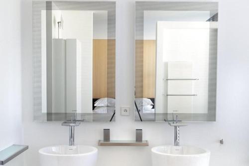 une salle de bain avec deux lavabos et un miroir dans l'établissement Sublime villa moderne de luxe, à Saint-Gély-du-Fesc