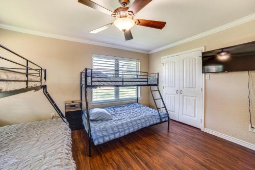 Katil atau katil-katil dalam bilik di Waterfront Retreat with Dock on Cedar Creek Lake!