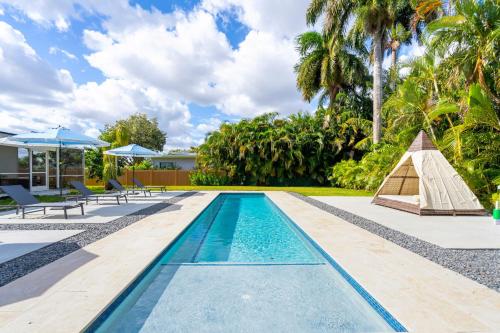Πισίνα στο ή κοντά στο 4BR Biscayne River Home with Pool & Pickleball Fun