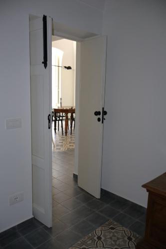 an open door in a room with a table at IL CARRUBO La dimora in Monopoli