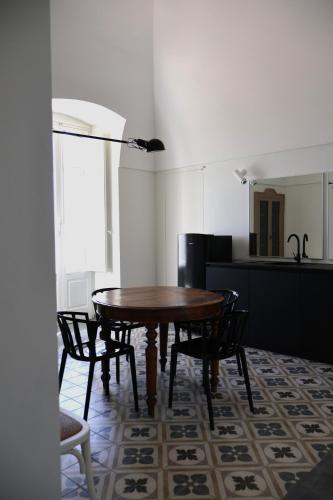 a dining room table and chairs in a kitchen at IL CARRUBO La dimora in Monopoli