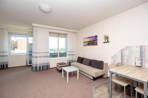 un soggiorno con un divano e un tavolo di Click Apartamenty Portowa a Kołobrzeg