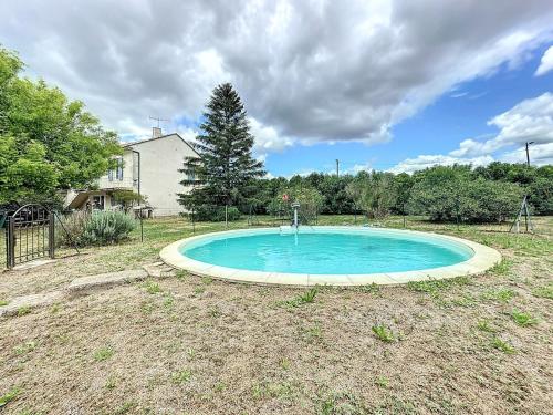une petite piscine au milieu d'une cour dans l'établissement Les Gîtes de la Fée 3 Bedrooms Pool, à Cavaillon