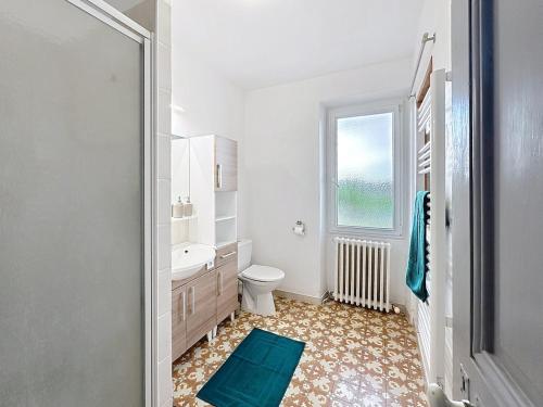 une salle de bain blanche avec toilettes et fenêtre dans l'établissement Les Gîtes de la Fée 3 Bedrooms Pool, à Cavaillon