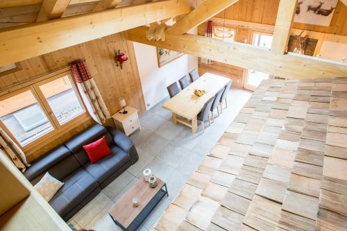 - une vue de tête sur un salon et une salle à manger dans l'établissement Simply Morzine - Apartment du Centre, aux Gets