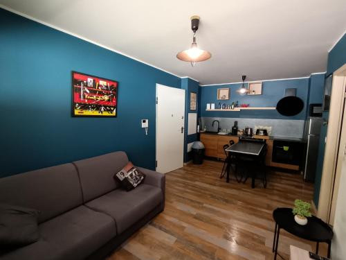 ein Wohnzimmer mit Couch und Tisch in der Unterkunft Jolie appartement avec piscine et parking privé Menton in Gorbio